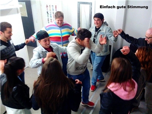 Jugendhaus - Tanzen Jugendliche und Betreuer tanzen, hüpfen und winken