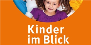 Kind blickt den Betrachter an