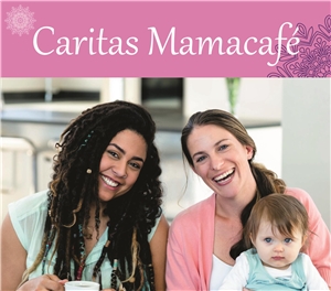 Mamacafe Zwei junge Frauen halten ein kleines Kind, eine Tasse Kaffee und lachen.