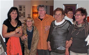 Ehemaligentreffen1 Foto einer Gruppe mit ehemligen und aktiven Mitarbeiterinnen