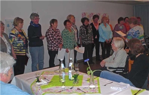 Spargelabend Frauenchor singt für die Bewohner