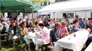 Besucher beim Sommerfest im Innenhof des Caritas-Zentrums St. Franziskus