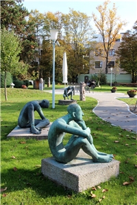 Skulpturenpark der Heinrich-Vetter-Stiftung, hinten das Regine-Kaufmann-Haus