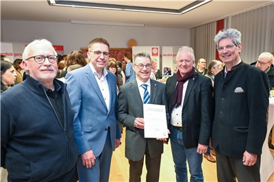 Mit dem Goldenen Ehrenzeichen des Deutschen Caritasverbandes wurde Claus Altenkamp (Mitte) ausgezeichnet. Auf dem Foto von links: Christoph Habrich (2. Vorsitzender des Caritasverbandes Region Mönchen