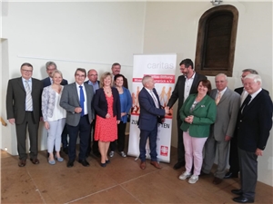 Das Kuratorium der Caritas-Stiftung Mosel-Eifel-Hunsrück mit Vertreterinnen und Vertretern der Politik.