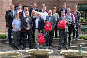 Die Gäste des Diözesancaritasverbandes Münster und die Verantwortlichen der Heilig-Geist-Stiftung  kiurz vor dem Aufbruch zum nächsten Ziel.