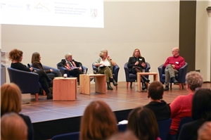 Vertreterinnen und Vertreter aus den Bereichen Justiz, Jugendamt und Frauenhaus diskutierten auf dem Fachtag der Konferenz der Frauenhäuser NRW, wie Frauen und Mütter besser vor Gewalt geschützt werden können. 