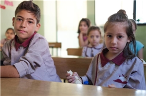 Das Bild zeigt zwei libanesische Schulkinder.