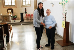 Eine Bundesfreiwillige besucht mit einer Heimbewohnerin eine Kirche.