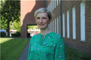027-2018_Prävention Annika Baume steht vor dem Gebäude des Diözesancaritasverbandes Münster.
