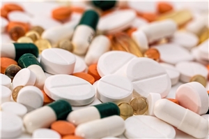 Zu sehen sind viele unterschiedlich farbige Tabletten in Nahaufnahme