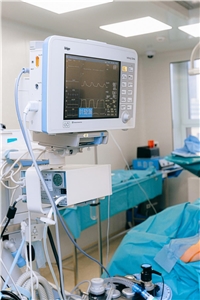 Das Foto zeigt einen Monitor auf einer Intensivstation