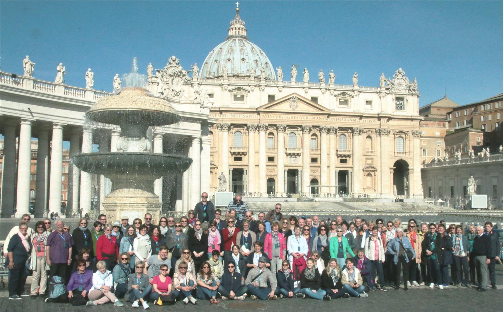 Das Foto zeigt eine große Gruppe mit dem Petersdom im Hintergrund.