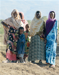 Eine Gruppe von vier äthiopischen Frauen sowie einem Jungen und einem Mädchen, die vor einer Berglandschaft zusammenstehen
