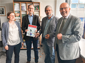 Ein Gruppenfoto mit Martin Kresse (Die Grünen im LVR) und Wanda Spielhoff, Frank Pinner sowie Josef Lüttig. Martin Kresse hält eine Ausgabe der Zeitschrift 'Caritas in NRW' in der Hand.