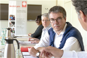 Die Vorsitzenden des DiCV Aachen Stephan Jentgens und Schwester Maria Ursula Schneider im Gespräch mit einem Politiker. Im Hintergrund ist eine weitere Frau zu sehen.