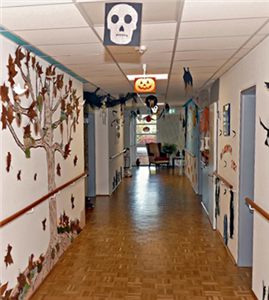 Ein für Halloween geschmückter Flur der ambulant betreuten Wohngemeinschaft für Senioren der Caritas in Mönchengladbach