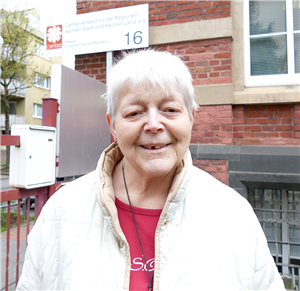 Porträt: Vera Eke, die vor dem Eingang des RCV Aachen steht