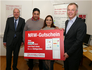 NRW-Minister Johannes Remmel mit Direktor Heinz-Josef Kessmann einen NRW-Gutschein des Stromspar-Checks in Höhe von 200 Euro