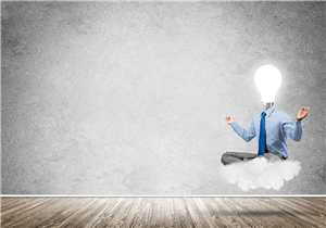 Auf der rechten Seite ist ein Mann in Business-Kleidung zusehen, der auf einer Wolke meditiert und eine Glühbirne als Kopf hat. Im Hintergrund ist ein dunkler Holzboden und eine graue Wand zu sehen.