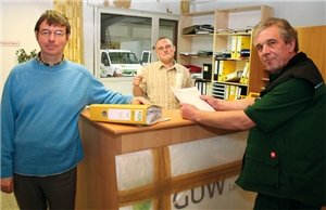 Drei ehemalige Langzeitarbeitslose stehen an ihrem Arbeitsplatz bei der Gemeinnützigen Umweltwerkstatt (GUW)