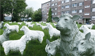 Fotomontage mit einer Wiese im Duisburger Stadtteil Bonnefeld und vielen kopierten Kunststoff-Schafen
