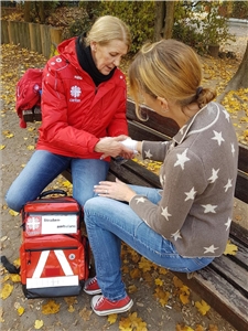 Behandlung auf der Bank Behandlung auf der Bank