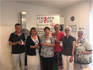 Seniorenlotsen Rödermark präsentieren die Notfalldose Sechs Seniorenlotsen aus Rödermark präsentieren die sogenannte "Notfalldose"