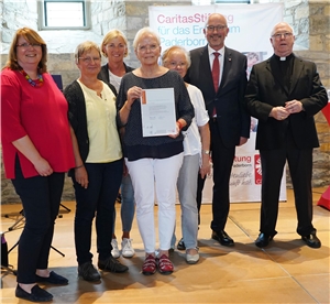 Zum dritten Platz gratulierten Erzbischof  Hans-Josef Becker und Diözesan-Caritasdirektor Josef Lüttig Vertreterinnen des Projektes „Frauen für Frauen“ in Wickede