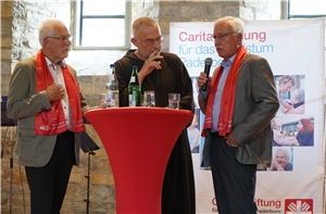 In einer Talkrunde stellte Gastreferent Bruder Paulus Terwitte im Gespräch mit Norbert Haack und Josef Radine die mit dem ersten Preis ausgezeichneten „CariTasche“ aus Iserlohn vor.