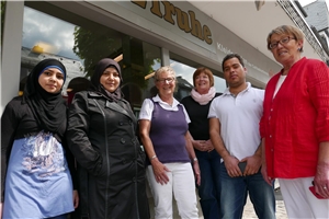 Das Team des Kleiderladens „Schatztruhe“  haben Flüchtlinge nicht nur als Kunden, sondern integrieren sie auch als ehrenamtliche Helfer.