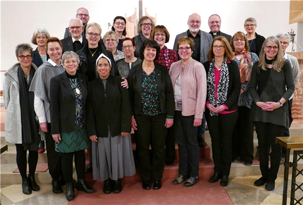 Die neu ausgebildeten seelsorglichen Begleiter mit den Kursleitungen Die neu ausgebildeten seelsorglichen Begleiter mit den Kursleitungen Gabi Lüttig (2. v. l.) und Msgr. Ullrich Auffenberg (5. v. l.), dem Diözesanbeauftragten Ralf Nolte (hinten, 6. v. l.) und Domkapitular Dr. Thomas Witt, dem Vorsitzenden des Diözesan-Caritasverbandes (hinten, 6. v. r.). Alle Namen:Die neu ausgebildeten seelsorglichen Begleiter (vordere Reihe von links): Eva-Maria Maubach-Maiworm, Ruth Radek, Steffi Czech, Schwester Ann Mary Shybi Abraham, Angelika Lingemann-König, Ursula Mause, Uta Weller, Claudia Schulte-Stolpe; Mittlere Reihe: Kursleitung Gabi Lüttig und Msgr. Ullrich Auffenberg, Birgit Merle, Eva-Maria Tölle, Gudrun Bauer, Katja Ochs, Manuela Kleinekort, Mechtild Rohr; Hintere Reihe: Diözesanbeauftragter Ralf Nolte, Julia Dubs, Anja Göbel, Ottmar Glade, Domkapitular Dr. Thoma Witt, Petra Ottovordemgentschenfeld.