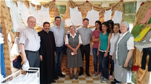 Gruppenfoto: Besuchten die Mitarbeiterinnen der Näherei im christlichen Bergdorf Maalula nahe Damaskus 