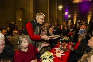 Fast 200 Wohnungslose nahmen am Festmahl in der St.-Josephs-Kirche teil.