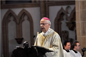 „Mit der Zuwendung beginnt alles“: Weihbischof em. Grothe lud beim Pontifikalamt zum Tag der der Caritas in der Paderborner Liboriwoche dazu ein, ohne Berührungsängste auf Unbekanntes zuzugehen. 