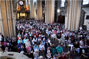 Rund 800 haupt- und ehrenamtliche Caritas-Mitarbeiter feierten mit Weihbischof em. Grothe, dem ehemaligen Vorsitzenden des Diözesan-Caritasverbandes, das Pontifikalamt am Tag der Caritas