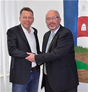 Diözesan-Caritasdirektor Josef Lüttig würdigte den fast 25-jährigen Einsatz von Matthias Hansjürgens als Vorsitzender der Diözesanen Arbeitsgemeinschaft der Katholischen Ausbildungsstätten für Gesundheits- und Pflegeberufe für das Erzbistum Paderborn.