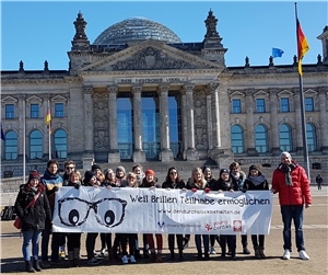 Eine Delegation von youngcaritas und Vinzenz-Konferenzen im Erzbistum Paderborn überreichte in Berlin eine Petition zur Finanzierung von Brillen für Menschen mit kleinem Einkommen an Bundestagsabgeordnete des Petitionsausschusses.