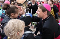 Bischof Oster spendet jedem Kind den Segen Gottes