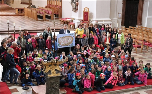 Bischof Dr. Stefan Oster SDB sitzt mitten unter den 150 Schulanfängern aus den Caritas-Kindertagesstätten im Bayerischen Wald.