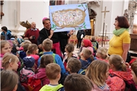 Ein buntes Bild zur Erinnerung. Barbara Späth, die Leiterin des Caritas-Kinderhauses St. Josef, hat mit den Kindern eine Collage mit Selbstporträts mitgebracht. 