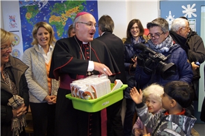 Schokolade macht allen Menschen das Leben süßer: Bischof Dr. Rudolf Voderholzer hat für Kinder und Bewohner Schoko-Nikoläuse mitgebracht.