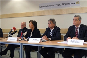 Die Erstaufnahmeeinrichtung für Asylbewerber in Regensburg ist nun offiziell eine eigenständige Einrichtung. Das gaben OB Joachim Wolbergs, Sozialministerin Emilia Müller, Regierungspräsident Axel Bartelt und BAMF-Vize Dr. Michael Griesbeck (v.l.n.r.) auf der anschließenden Pressekonferenz bekannt.