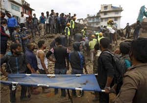 Helfer versuchen Verschüttete aus den Trümmern der Altstadt Kathmandus zu befreien.