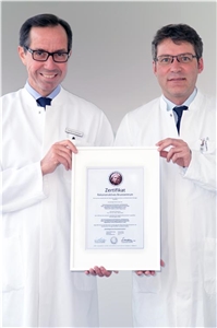 Prof. Dr. Olaf Ortmann und Prof. Dr. Lukas Prantl (v.l.n.r.) freuen sich über die Würdigung ihrer Arbeit und die Zertifizierung als „Rekonstruktives Brustzentrum“.