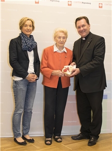 Diözesan-Caritasdirektor Roland Batz und Brigitte Weißmann, Chef-Organisatorin des Sonnenzuges, freuen sich über die großzügige Spende von Hildegard Anke (Mitte). 