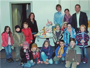 Brundhild Hering (links) besuchte mit einigen Kindern vom Augustinushaus die Asylsozialberatung der Caritas.