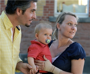 Arbeitsfelder Familienhilfe Junges Paar mit Kleinkind.