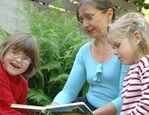 Arbeitsfelder Kinder- und Jugendhilfe Zwei Kinder bekommen etwas vorgelesen.