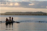 Eine Familie auf einem See im Ruderboot